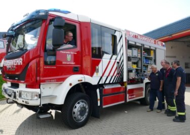 Dittmannsdorfer Feuerwehr begrüßt Neuzugang - Direkt nach der Ankunft in Dittmannsdorf wurde das neue Löschgruppenfahrzeug gleich mal näher unter die Lupe genommen. 