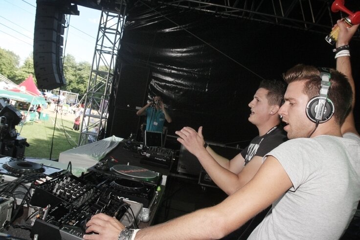 
              <p class="artikelinhalt">Das Team Sonik versus Tobey Rush mit Oliver Bräuer (links) und Tobias Rascher durfte gestern den Anfang beim DJ-Wettbewerb machen.  </p>
            