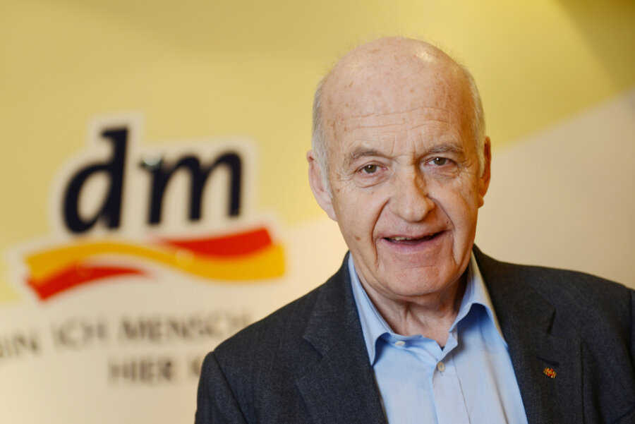 Götz Werner, deutscher Manager, Gründer und bis 2008 Chef der Drogeriemarkt-Kette dm, aufgenommen in einer dm-Filiale. Der Gründer der Drogeriemarktkette dm, Götz Werner, ist tot. 