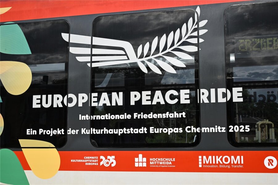 Do you understand Peace Ride? - Radenthusiasten fahren Zug. Oder lassen Züge als Werbeträger fahren, wie hier die Erzgebirgsbahn. F