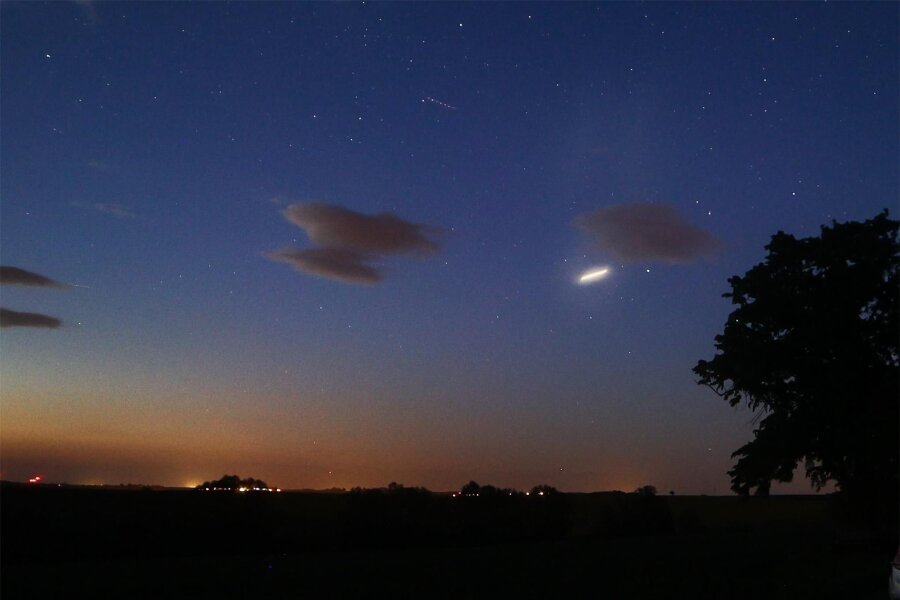 Doch kein Ufo? Was hinter dem Leuchten über Striegistal steckt - Tim Meyer hat dieses helle Leuchten am Himmel über Striegistal am Donnerstagabend im Bild festgehalten.