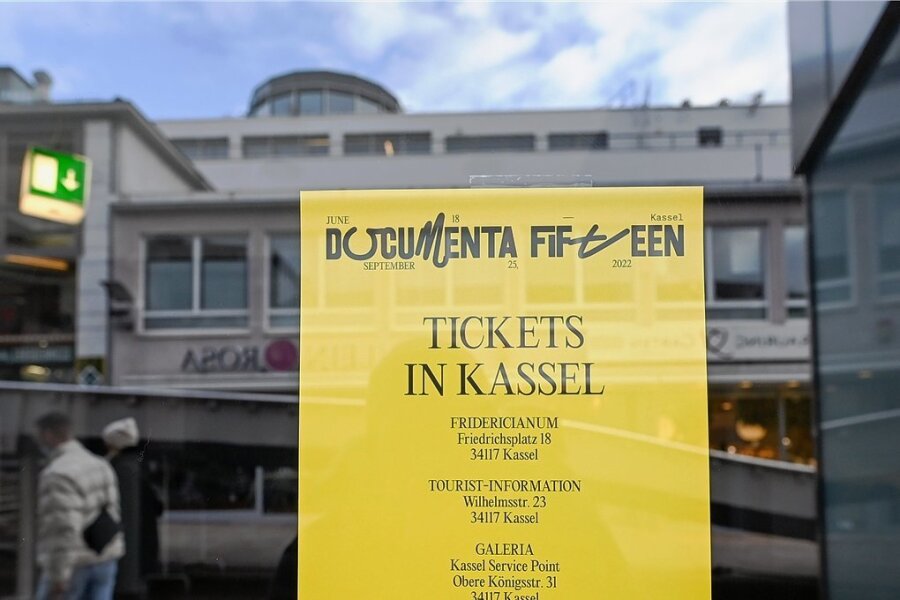 Documenta-Ausstellung: Planungen befinden sich auf der  Zielgeraden - Ein Plakat im Eingang zum Ruruhaus, einem Spielort der diesjährigen Documenta, wirbt für Tickets. Die bedeutendste Ausstellung für zeitgenössische Kunst soll vom 18. Juni bis zum 25. September stattfinden. 