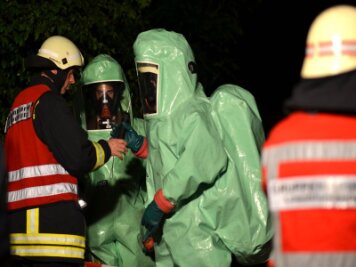 Döhlen: Havarie auf Pelztierfarm - Vier Menschen verletzt - In der Talstraße in Döhlen waren Dutzende Einsatzfahrzeuge und Feuerwehrleute vor Ort.