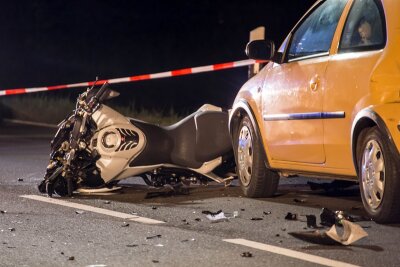 Dölitzsch: Auto schleift Motorradfahrer mit sich - 42-Jähriger stirbt - 