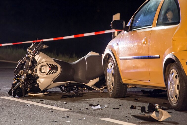 Dölitzsch: Auto schleift Motorradfahrer mit sich - 42-Jähriger stirbt - 