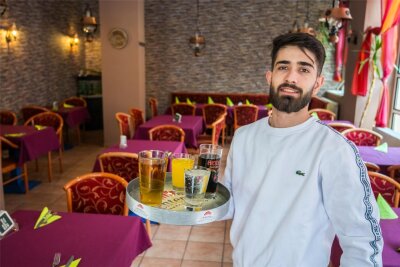 Döner, Dürum, Lammspieß: Türkisches Restaurant in Aues City hat wieder geöffnet - Berzan Ergünlü bedient die Gäste im türkischen Restaurant in Aues Innenstadt.