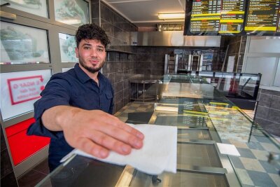 Dönerladen am Auer Postplatz öffnet nach Umbau - mit speziellem Fleisch am Spieß - Ahmad Almohamad eröffnet am Postplatz in Aue in der kommenden Woche den Imbiss unter dem Namen "Mister Döner". 