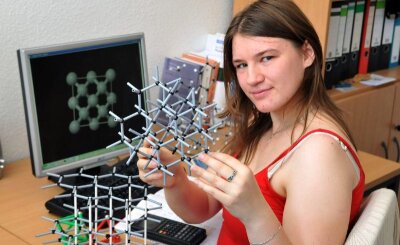 Doktorandin ordnet für Härte die Atome neu - 
              <p class="artikelinhalt">Doktorandin Claudia Loose mit dem Atom-Modell eines Diamanten. Die junge Frau ist eine von zehn Nachwuchsforschern, die im Hochdruckforschungszentrum arbeitet.</p>
            