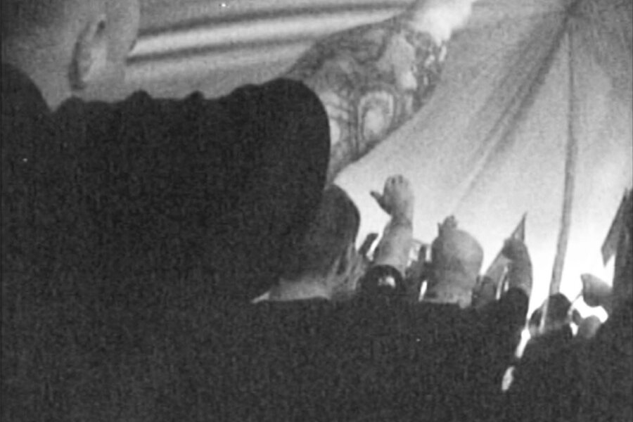 Dokumentarfilm in Mittweida wirft Licht auf rechtsextremistische Szene: „Meine Lehrer waren Nazis“ - Der Journalist Thomas Kuban recherchierte verdeckt über mehrere Jahre in der rechtsextremistischen Szene und hielt Szenen wie diese, bei der der verbotene Hitlergruß gezeigt wurde, mit versteckter Kamera fest.