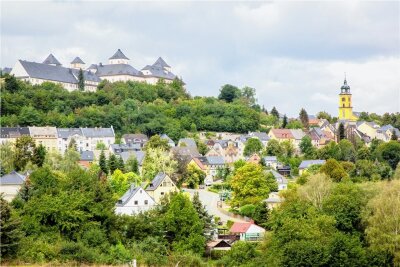 Dokumentation: Schloss Augustusburg in 45 Minuten - #lfl#Blick über den Ort Augustusburg zum Schloss aus Richtung Osten. Foto: Hendrik Jattke/Archiv