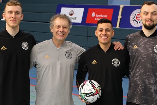"Dolmetscher" geht gut gelaunt ins Länderspiel - Gabriel Oliveira (Zweiter von rechts) - Futsal-Nationalspieler