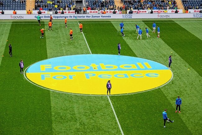 Donezk in Leipzig: Fußball im Zeichen des Friedens - Bei einem Freundschaftsspiel in der Türkei zwischen Fenerbahce und Schachtar Donezk zeigten beide Teams Flagge für Frieden in der Ukraine. 