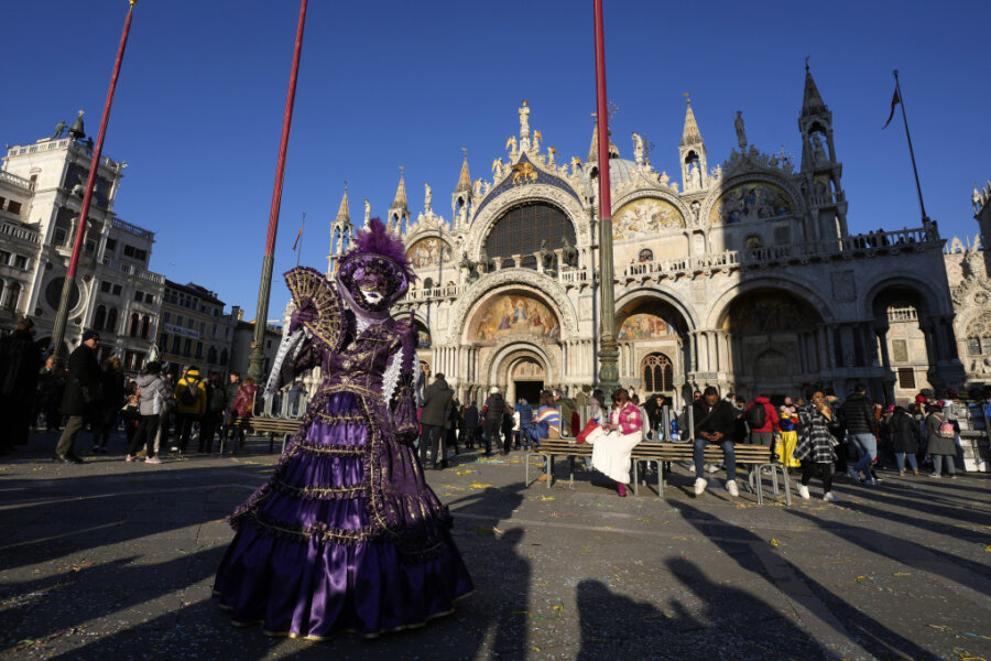Der Karneval hat in Venedig nur einmal im Jahr Saison, das Verbrechen, zumindest, wenn man den Romanen Donna Leons glauben schenken darf, das ganze Jahr über. 