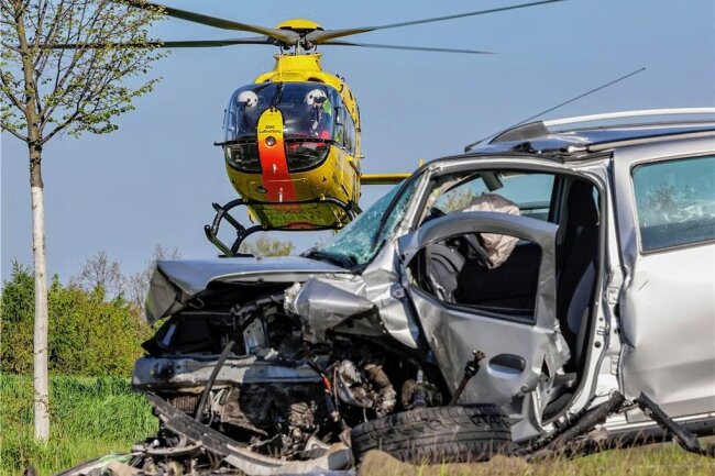 Doppel-Unfall bei Zwickau mit zwei Todesopfern: Freitagstraße war fast sieben Stunden voll gesperrt - Ein Hubschrauber hat den Notarzt zur Unfallstelle gebracht.