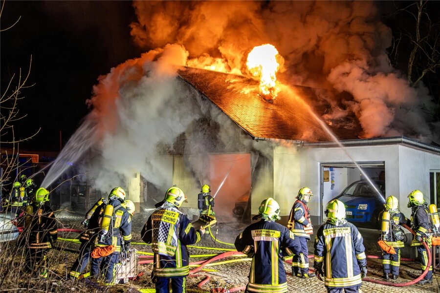 Doppelgaragen-Brand im Erzgebirge: Unbekannter behindert Helfer - Eine Doppelgarage stand in der Nacht zu Montag im Stadtteil Buchholz in Flammen.