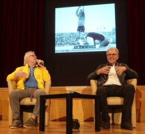 Doppelpässe zwischen Fußball-Legenden - Angeregter Fußball-Talk mit Peter Ducke (l.) und Jürgen Croy in der Neuen Welt. 