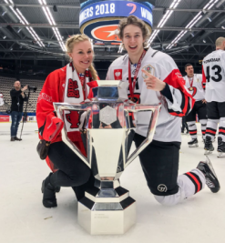 Henri Kanninen mit seiner Frau Kristina (l.) und der Trophäe der Champions Hockey League im Jahr 2018.