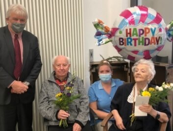 Doppelter Geburtstag am 2. 2. im Leinweberhof - Christa Höpner und Helmut Häußler haben ihren 95. Geburtstag gefeiert. Es gratulierten OB Greysinger und das Team Leinenweberhof, im Bild Schwester Mandy. 