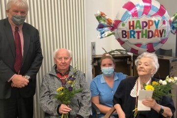 Doppelter Geburtstag am 2. 2. im Leinweberhof - Christa Höpner und Helmut Häußler haben ihren 95. Geburtstag gefeiert. Es gratulierten OB Greysinger und das Team Leinenweberhof, im Bild Schwester Mandy. 