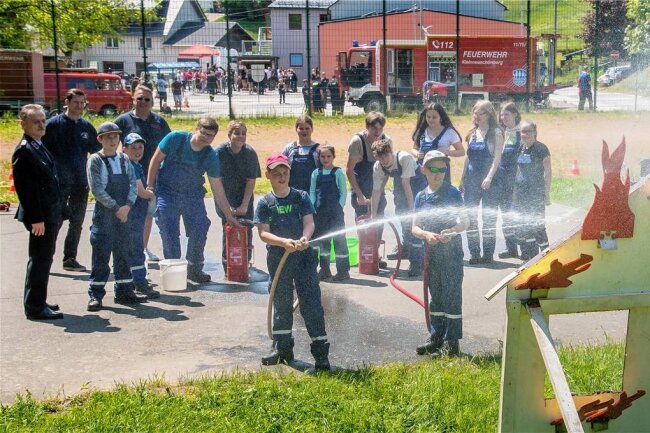 Doppelter Grund zum Feiern: Freiwillige Feuerwehren Pfaffroda und Schönfeld haben zum Tag der offenen Tür eingeladen - Geschicklichkeit mussten die Mitglieder der Jugendfeuerwehr beim Zielspritzen beweisen. 