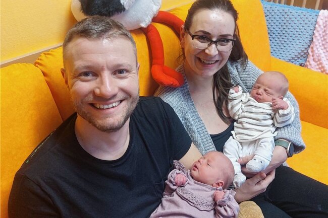 Doppeltes Glück: Erste Zwillingsgeburt im Erzgebirgsklinikum Haus Annaberg 2023 - Fritz und Hannah (vorn) mit ihren stolzen Eltern Vanessa Berger und Thomas Stumpf aus Jöhstadt 