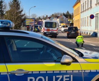 Doppelunfall in Werdau: VW kollidiert mit Schulbus, Toyota mit Rettungswagen - 