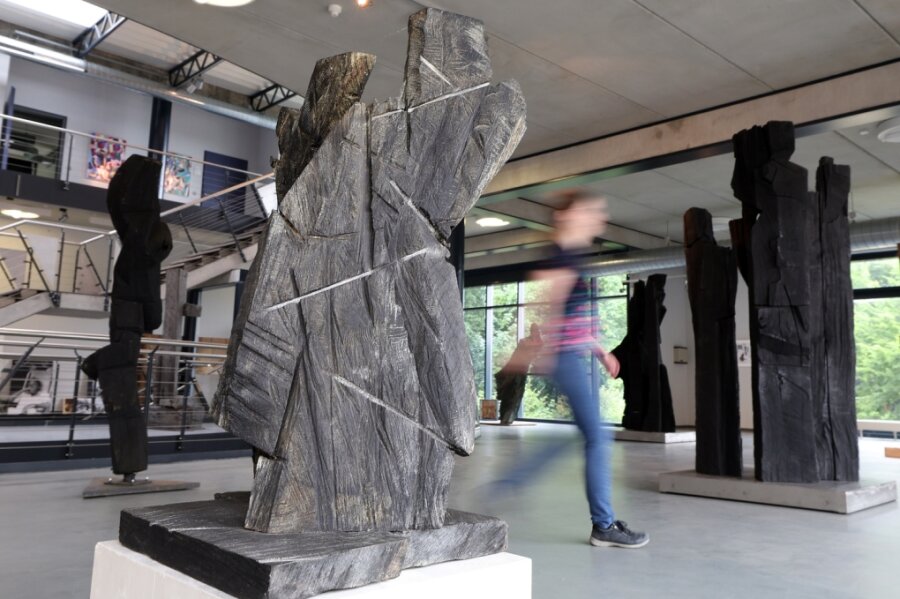 Doppelvernissage im Kultur-Palais - Skulpturen und Grafiken von Hans Brockhage werden innerhalb der Ausstellung "Aha! Holz - Von der Fläche zum Raum" im Kultur-Palais Lichtenstein gezeigt. Darunter auch diese mit Eisen-III-Chlorid geschwärzten Großplastiken.