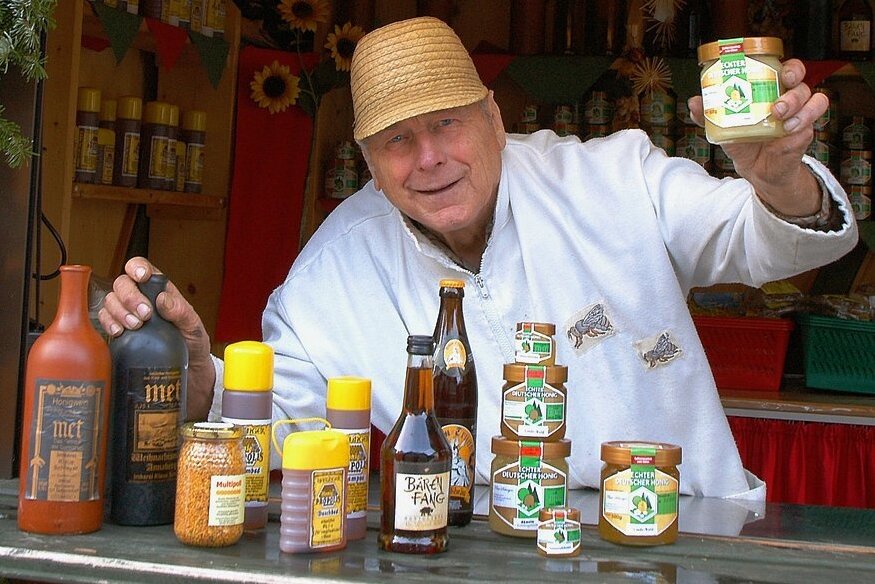 "Dor Honigmaa" Klaus Schreyer wie ihn die meisten in Erinnerung behalten werden: Stets mit einem verschmitzten Lächeln im Gesicht in seiner Marktbude, hier auf einem Foto aus dem Jahr 2010. 
