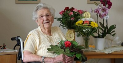 Dora Kunze hat auch mit 100 Jahren ein Lächeln im Gesicht - Zu ihrem 100. Geburtstag hat Dora Kunze am Montag viele Blumengrüße bekommen. Seit 20 Jahren lebt sie imHewag Seniorenstift.