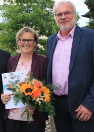 Dorf mit Zukunft ausgezeichnet - Ortsvorsteherin Romy Böttcher freut sich über den Sieg. Zu den Gratulanten gehörte der Markneukirchner Bürgermeister Andreas Rubner. 