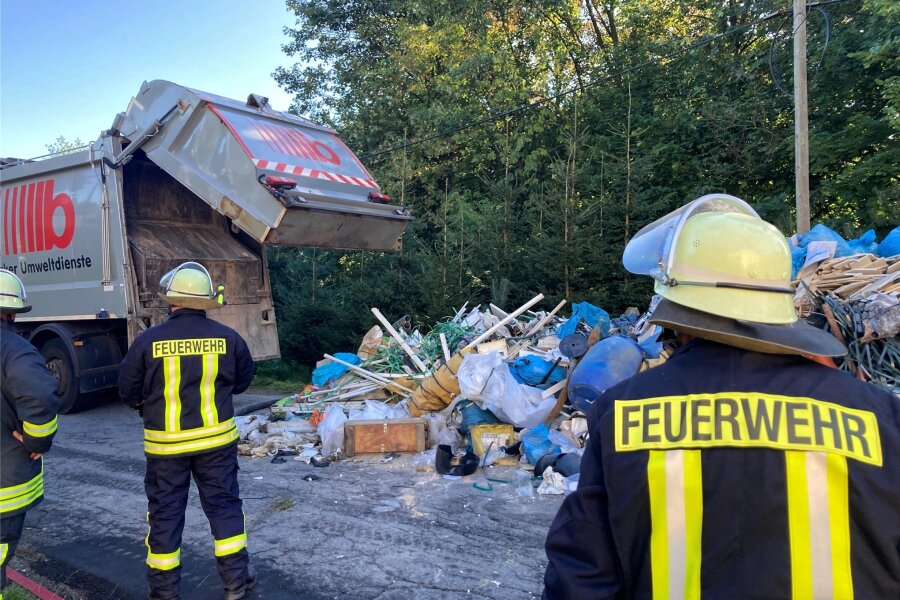 Dorfchemnitz: Brand eines Müllautos führt zu Großeinsatz von Feuerwehren - Ein Müllauto hat am Donnerstag in Dorfchemnitz gebrannt.