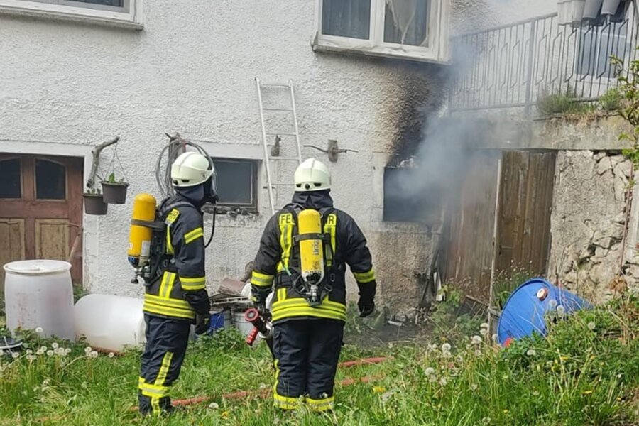 Dorfchemnitz: Brand macht Haus unbewohnbar - Mehr als 50 Feuerwehrleute waren bei einem schweren Brand am Mittwoch in Dorfchemnitz im Einsatz.