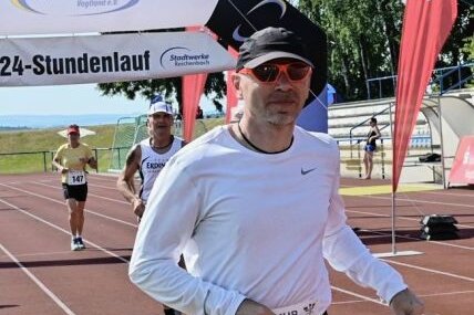 Dorfchemnitzer trotzt brutaler Hitze - Jörg Bräuer ging den Ultra-Marathon gemächlich an, was sich am Ende für ihn auszahlte. 