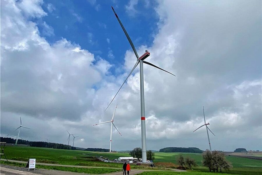 Dorfchemnitzer Vizebürgermeister wirbt für Windkraft: Wind ist das neue Silber des Erzgebirges - Strom für 15.000 Mehrpersonen-Haushalte: Die drei neuen Windräder am Saidenberg sollen jährlich 53 Millionen Kilowattstunden liefern.