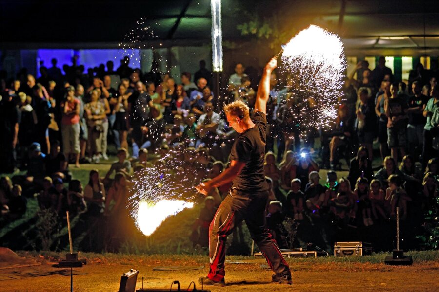 Dorffest in Callenberg: Besucher gebannt von Feuershow - Die Feuer- und LED-Show war einer der Höhepunkte im Callenberger Festprogramm.