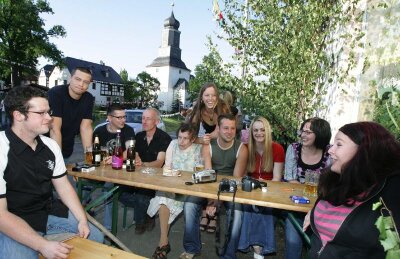 Dorffest soll keine Ausnahme bleiben - Jung und Alt saß beim Dorf- und Sportfest in Steinsdorf zusammen und feierte. 