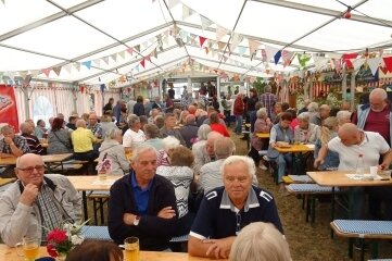 Dorffest unter neuen Bedingungen - Ein Bild vom letzten Dorffest beweist, dass Schönbach Anziehungspunkt für viele ist. 