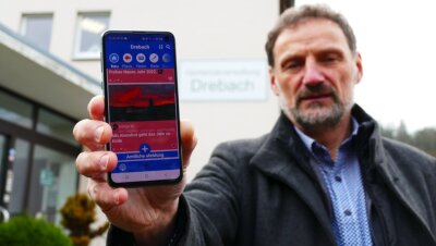 Dorffunk per Smartphone - Drebachs Bürgermeister Jens Haustein sieht in der Dorffunk-App einen idealen Weg, die Bevölkerung mit Informationen der Gemeinde zu versorgen. Er würde die Technik künftig gern noch intensiver nutzen. 