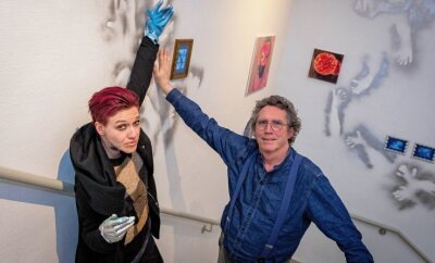 Dorfgalerie Auerswalde präsentiert "Schrödingers Hand" - Die Künstler Lydia Thomas und Florian Merkel in ihrer aktuellen Ausstellung "Schrödingers Hand" in der Dorfgalerie Auerswalde. 