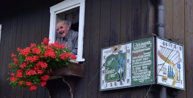 Dorfgeschichte und Himmelskunde - Der 90-jährige Willy Wobst freut sich, wenn Wanderer vor seinem 1753 erbauten Haus am Spreeweg stehen bleiben und die Sonnenuhr bewundern. Deren Aufschrift verrät: "Hier fand der berüchtigte Räuberhauptmann Karaseck, genannt Böhmischer Hansel, bei seinen Raubzügen ins Sächsische amouröse Unterkunft. Er starb 1809 nach Fron und Festungshaft in Dresden im Alter von 44 Jahren."
