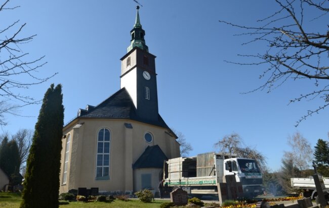 Am Montag sind die Gerüstbauer abgerückt, die Kirche Rothenkirchen zeigt sich mit neuem Putz und Anstrich. 