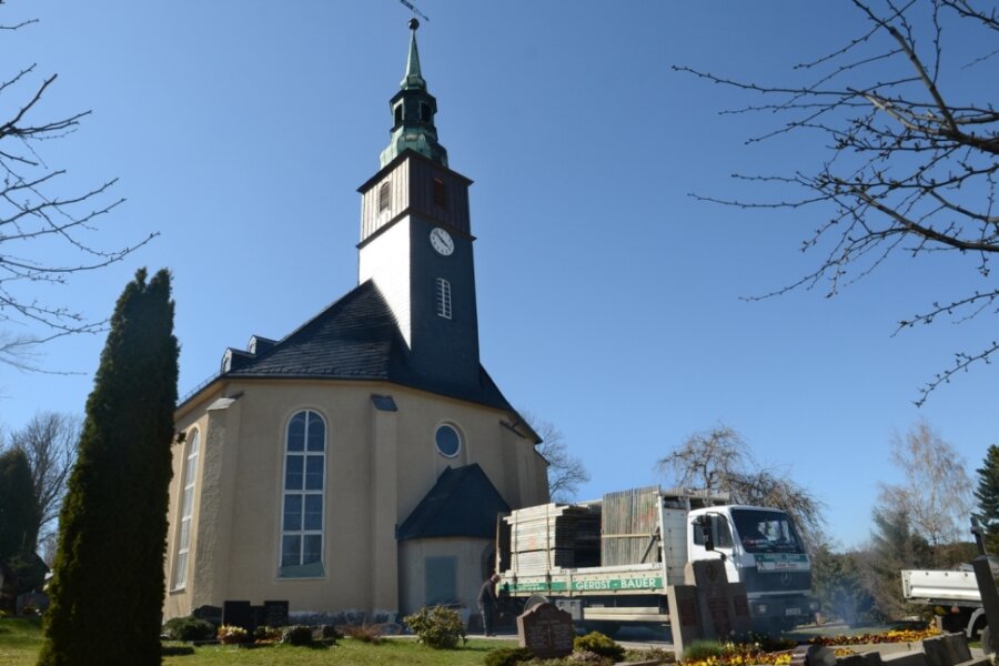 Dorfkirche von Rothenkirchen präsentiert sich strahlend hell - Am Montag sind die Gerüstbauer abgerückt, die Kirche Rothenkirchen zeigt sich mit neuem Putz und Anstrich. 