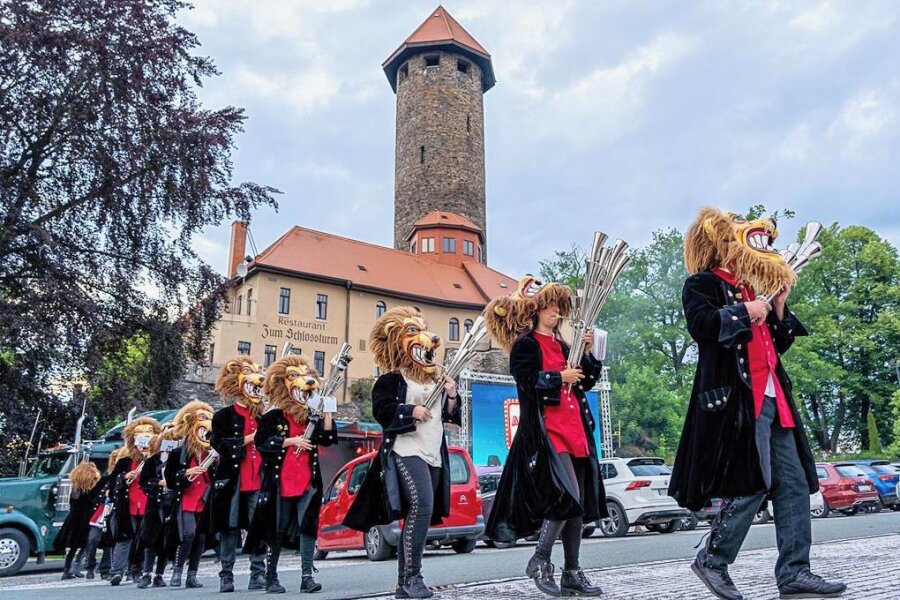 Dorfverein Schreiersgrün feiert ein Jubiläum - Der 1. Vogtländische Schalmeienzug Auerbach sorgt am Samstag beim Fest in Schreiersgrün für Stimmung.