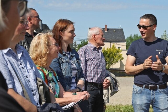 Dorfwettbewerb: Callenberg präsentiert seine besten Seiten - Björn Wetzel (rechts), der Ortsvorsteher des Ortsteils Callenberg, hat der Jury beim Rundgang Besonderheiten gezeigt und erklärt.