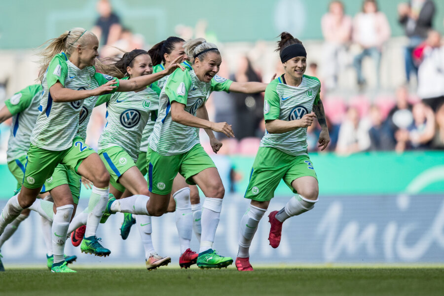 Double perfekt: Wolfsburgs Frauen feiern fünften DFB-Pokalsieg - Wolfburger Spielerinnen freuen sich über den Sieg nach dem letzten Elfer.