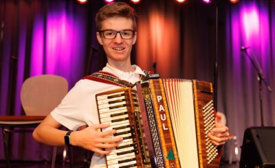 Dr Paul: Ein 15-Jähriger und sein großer Traum von der Volksmusik - Paul Woboda (15) hat schon zahlreiche Auftritte absolviert. Am liebsten singt der Annaberg-Buchholzer erzgebirgische Lieder, spielt dazu Akkordeon. Manchmal greift er auch zur Steirischen Harmonika. Sein großer Wunsch ist es, die Volksmusik später zum Beruf zu machen. 