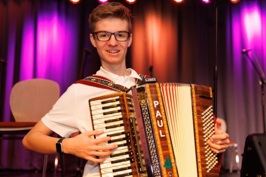 Dr Paul: Ein 15-Jähriger und sein großer Traum von der Volksmusik - Paul Woboda (15) hat schon zahlreiche Auftritte absolviert. Am liebsten singt der Annaberg-Buchholzer erzgebirgische Lieder, spielt dazu Akkordeon. Manchmal greift er auch zur Steirischen Harmonika. Sein großer Wunsch ist es, die Volksmusik später zum Beruf zu machen. 