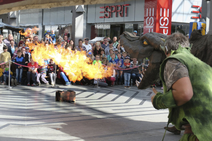 Drachenfestival erfreut Kinder - Der feuerspuckende Drache hat eine Länge von zwölf Metern.