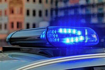 Drängeln, Rasen, Ausbremsen: Verkehrsrowdy setzt Zwickauer Autofahrer zu - Blaulicht auf einem Polizeiauto. 