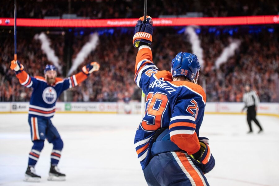 Draisaitl gleicht mit Oilers im NHL-Halbfinale aus - Leon Draisaitl (r) von den Edmonton Oilers feiert den Sieg gegen die Dallas Stars.